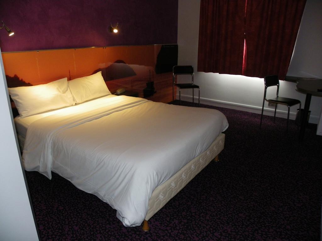 Hotel Logitel Saint-Doulchard Quarto foto